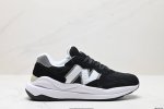 公司级new Balance Nb5740系列 凭借多种严选的优质素材重塑出让人耳目一新又充满层次感的革新中低结构。为呼应90年代的巨大化潮流，鞋侧也点题采用了