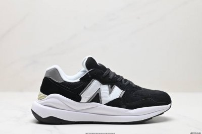 公司级new Balance Nb5740系列 凭借多种严选的优质素材重塑出让人耳目一新又充满层次感的革新中低结构。为呼应90年代的巨大化潮流，鞋侧也点题采用了