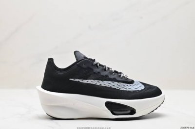 公司级新品发布 Nike Air Zoom Alphafly Next% 整体采用前作的设计语言，并且对后者的细节进行升级，马拉松和长距离路跑的性能极限设计而生