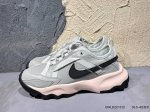 w Nike Tc 7900 新款老爹鞋 注入非凡时尚气息 塑就高雅外观 耐穿合成材质搭配柔软丝绒 该鞋款保留了挚爱的加垫鞋口 柔软泡绵缓震配置 和抓附力十足的