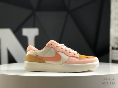 耐克 Nike Sb Force 58 运动滑板鞋。这是一款将前沿创新带入街头的单品，它具有硫化杯底，具有出色的耐用性和灵活性。使用柔软皮革和帆布拼接，在饰面上