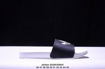 阿迪达斯 Adidas情侣夏季沙滩涉水休闲百搭运动潮流人字拖凉拖鞋。 Xm0228Q8