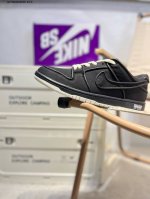 耐克Nike Dunk Low 板鞋Sb系列经典百搭休闲运动板鞋加厚鞋舌的填充，使舒适性大大提升，同时也更方便穿脱中底部分则加入了脚感柔软舒适Zoomair气垫