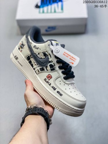 公司级带半码耐克Nike Air Force 1“07 Lv8空军一号低帮百搭休闲运动板鞋。柔软、弹性十足的缓震性能和出色的中底设计，横跨复古与现代的外结合，造