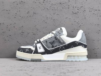 渠道优势，！ 专柜版 驴牌 LV trainer 情侣限定系列 休闲 低帮 时尚板鞋 尺码 38 39 40 41 42 43 44 45 46男款 注：此款比