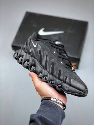 今日福利特价 Nike Air Max Dn8 全掌科技气垫缓震运动跑鞋 Dn8的核心亮点在于其八腔气垫结构 根据不同部位设定的气压值专为行走设计 提供卓越的舒