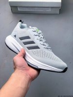 阿迪达斯 Adidas Supernova 马拉松专业赛事休闲运动跑步鞋 编织网布极强透气性 鞋面底部是一圈点胶 提升包裹感 掌跟差有10Mm 后跟有个弧度比较