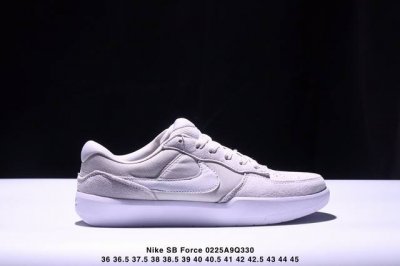 真标耐克Nike Sb Force 58低帮休闲板鞋 是一款将前沿创新带入街头的单品 它具有硫化杯底 具有出色的耐用性和灵活性 使用帆布和绒面革 在饰面上放置通