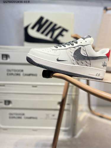 斯图西联名 X 耐克 Nike Air Force 1 '07空军一号 百搭休闲运动板鞋。柔软、弹性十足的缓震性能和出色的中底设计，横跨复古与现代的外型结合，造