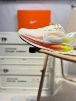 nike Vomero 18 耐克 舒适减震防滑 低帮跑步鞋 全掌Reactx泡绵中底 前掌和后跟还配备了Air Zoom气垫单元 据说跑起来更快更舒适哦 这次