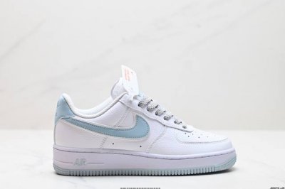 公司级耐克Nike Air Force 1’07空军一号低帮百搭休闲运动板鞋。柔软、弹性十足的缓震性能和出色的中底设计，横跨复古与现代的外型结合，造就出风靡全球