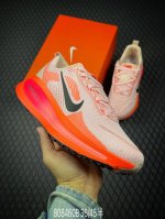 b 公司级Nike Journey Run 跑步鞋 使用了新型的缓震材料 脚感偏韧 后跟有加厚的海绵填充 鞋子前掌和后掌做了加宽设计 增加了跑步时的稳定性 织物