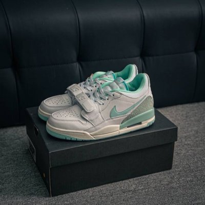 核心私 Nike Air Jordan Legacy 312 Low 乔丹 Aj 312 最强三合一混合版 有着交错结合的设计，它的名字就展现出它所包含的鞋款元
