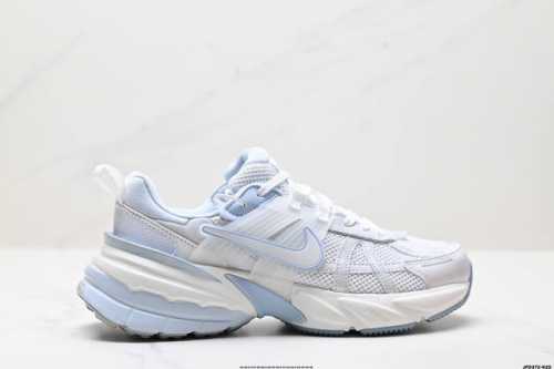 公司级耐克Nike V2K Run跑步鞋复古风潮 网面透气运动鞋 灰银紧致的鞋面材质提供良好的包裹性鞋侧 Swoosh以及鞋头部分搭配增添不少亮点的镀铬细节鞋垫