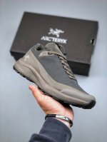 arcteryx Konseal Lt W 始祖鸟此款鞋采用近几年比较流行的版型设计，外观时尚大气，鞋底采用耐磨的材质，穿上它，让您在平时生活和工作中都会感觉到