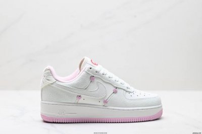 公司级耐克Nike Air Force 1 07空军一号低帮百搭休闲运动板鞋 柔软 弹性十足的缓震性能和出色的中底设计 横跨复古与现代的外型结合 造就出风靡全球