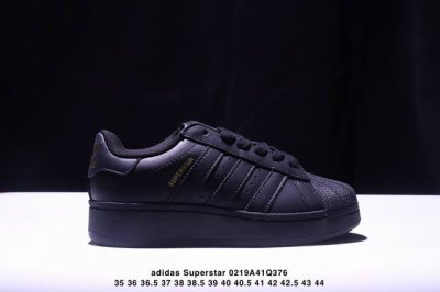 公司级Ad Originals Superstar 经典复古贝壳头厚底板鞋 Ig4477 诞生于1969年 是第一双将全皮面鞋 身与橡胶鞋头结合在一起的低帮篮球
