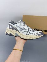 Mizuno 美津浓 复古时尚休闲舒适减震运动跑步鞋 美津浓Wave机械缓震，可以说是机械缓震跑鞋科技的翘楚。有着非凡的适应性，有着充分而持久的缓震能力和轻量