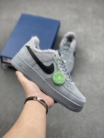 Nike Air Force 1 ’07 Low 空军一号低帮百搭休闲运动板鞋。柔软、弹性十足的缓震性能和出色的中底设计，横跨复古与现代的外型结合，造就出风靡全