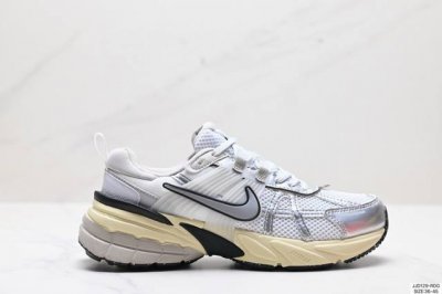 真标耐克Nike V2K Run跑步鞋复古风潮 网面透气运动鞋 灰银紧致的鞋面材质提供良好的包裹性鞋侧 Swoosh以及鞋头部分搭配增添不少亮点的镀铬细节鞋垫上