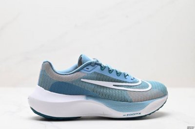 公司级Nk Zoom Fly 5超轻休闲缓震碳板跑步鞋 外围搭載轻量级Sr02泡棉载体.鞋面采用轻盈网眼设计.鞋垫与原厂一致采用Zoomx粘接而成. 货号:Fd