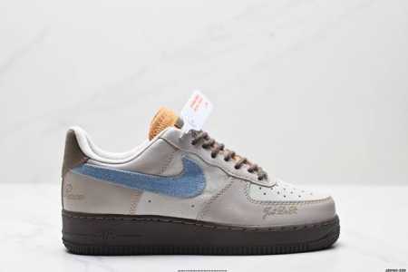 真标耐克Nike Air Force 1“07空军一号低帮百搭休闲运动板鞋。柔软、弹性十足的缓震性能和出色的中底设计，横跨复古与现代的外型结合，造就出风靡全球三 - 点击图像关闭