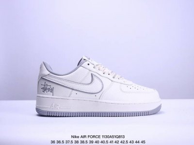 公司级耐克 Nike Air Force 1 ’07 空军一号低帮百搭休闲运动板鞋。柔软、弹性十足的缓震性能和出色的中底设计，横跨复古与现代的外型结合，造就出风