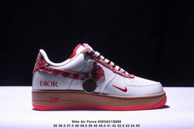 160 公司级耐克Nike Air Force 1“07空军一号低帮百搭休闲运动板鞋。柔软、弹性十足的缓震性能和出色的中底设计，横跨复古与现代的外型结合，造就出