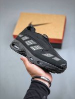 Nike Air Max Sndr 自 1999 年便走在时代尖端，如今强势回归，气势更胜以往。这款传奇运动鞋不断打破框架。鞋跟还配有 Max Air 缓震系统
