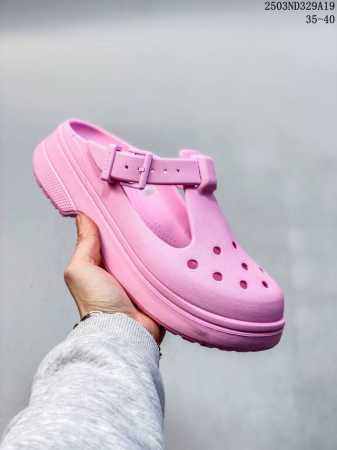 120 crocs经典玛丽珍洞洞鞋梦幻登场，经典鞋型加持可调节前束带，搭配黑色、亚麻色、小香 粉三种配色，自在捕捉温柔少女心 - 点击图像关闭