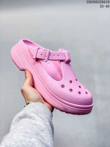 120 crocs经典玛丽珍洞洞鞋梦幻登场，经典鞋型加持可调节前束带，搭配黑色、亚麻色、小香 粉三种配色，自在捕捉温柔少女心