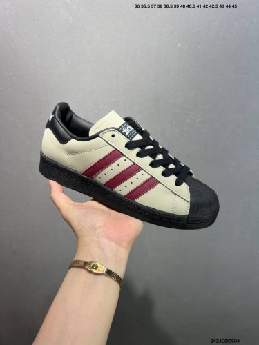 adidas Originals Superstar 82 米粽色 此款以简约大方的造型设计，给人以随性休闲的时尚格调，穿着舒适轻便，运动灵活自如，满足日常个性