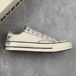 本地 核心私 Noritake X Converse S 插画师联名 匡威低帮休闲板鞋 #Noritake 手绘元素 X 耐磨帆布材质，低调中藏着治愈细节。黑白