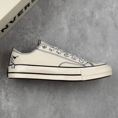 本地 核心私 Noritake X Converse S 插画师联名 匡威低帮休闲板鞋 #Noritake 手绘元素 X 耐磨帆布材质，低调中藏着治愈细节。黑白