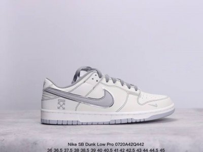 耐克nike Sb Dunk Low Pro 复古低帮 真标 休闲运动滑板板鞋。采用脚感柔软舒适zoomair气垫，有效吸收滑板等极限运动在落地时带来的冲击力，