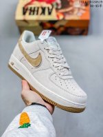 公司级带半码耐克nike Air Force 1‘07 空军一号低帮百搭休闲运动板鞋。柔软、弹性十足的缓震性能和出色的中底设计，横跨复古与现代的外型结合，造就出