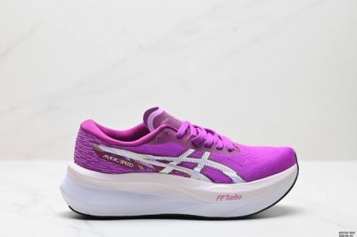 公司级asics 亚瑟士magic Speed 4稳定跑鞋鞋面采用双层提花网面设计，提高包裹性和透气性，后跟搭载稳定系统科技t-Gel提升整体支撑力和结构感，减