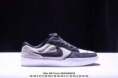 真标耐克Nike Sb Force 58低帮休闲板鞋 是一款将前沿创新带入街头的单品 它具有硫化杯底 具有出色的耐用性和灵活性 使用帆布和绒面革 在饰面上放置通