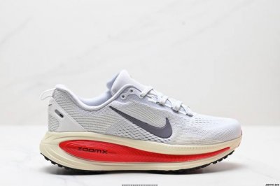 公司级Nike Vomero 18 耐克 舒适减震防滑 低帮跑步鞋 全掌Reactx泡绵中底 前掌和后跟还配备了Air Zoom气垫单元 据说跑起来更快更舒适哦