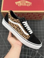 万斯vans Old Skool 经典复古防滑耐磨低帮板鞋男女联名款 棕色豹纹构成全新的配色，采用全麂皮鞋面鞋，黑色内搭章显经典长青配色！ 货号：Vn000Cr