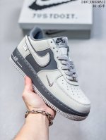 福利特价 耐克nike Air Force 1 Low 空军一号 Af1 低帮百搭厚底增高休闲运动板鞋。柔软、弹性十足的缓震性能和出色的中底设计，横跨复古与现代