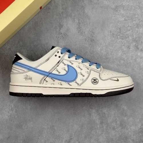 本地 核心私 stussy X Nike Dunk Sb Low 斯图西 X 耐克 Sb 低帮 白蓝黑 休闲运动板鞋 鞋身整体以米白色皮革打造 搭配米白色皮革框