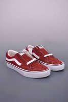 vans Sk8-Low 酒红 全新一代 低帮硫化帆布鞋 该鞋款以白线勾勒出整体造型效果 酒红帆布鞋面打造整体鞋身 以Sk8-Low鞋身为蓝本 风格极具辨识度