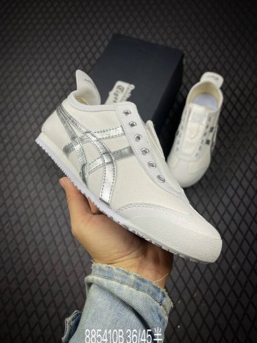 b Onitsukatiger 鬼塚虎 Mexico 66 Slip-On 亚瑟士帆布低帮休闲百搭 型号 1183A962-101 尺码：35 36 37 37