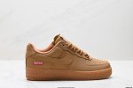 真标耐克Nike Air Force 1’07空军一号低帮百搭休闲运动板鞋。柔软、弹性十足的缓震性能和出色的中底设计，横跨复古与现代的外型结合，造就出风靡全球三
