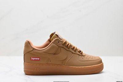 真标耐克Nike Air Force 1’07空军一号低帮百搭休闲运动板鞋。柔软、弹性十足的缓震性能和出色的中底设计，横跨复古与现代的外型结合，造就出风靡全球三