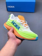 hoka Skyflow 夏季新款专业竞速跑鞋耐磨稳定透气运动鞋 Skyflow 是一款全新的日常训练鞋，采用超临界发泡 Eva 中底，它拥有以脚跟为中心的主动