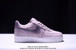 真标耐克Nike Air Force 1“07空军一号低帮百搭休闲运动板鞋。柔软、弹性十足的缓震性能和出色的中底设计，横跨复古与现代的外型结合，造就出风靡全球三
