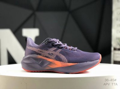 asics 亚瑟士 Novablast 5 Le 稳定跑鞋鞋面采用双层提花网面设计，提高包裹性和透气性，后跟搭载稳定系统科技T-Gel提升整体支撑力和结构感，减