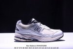 新百伦 New Balance 2002R 跑鞋 男女运动鞋 潮老爹鞋。沿袭了面世之初的经典科技，以 Encap 中底配以升级版 N-Ergy 缓震物料。鞋面则